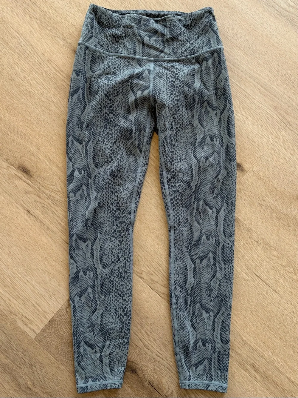 Varley Let’s Go High Rise Python Print 7/8 Leggings - Picture 3 of 6